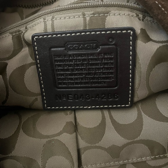 Coach Suede shoulder Bag with Curved Design - Picture 5 of 13